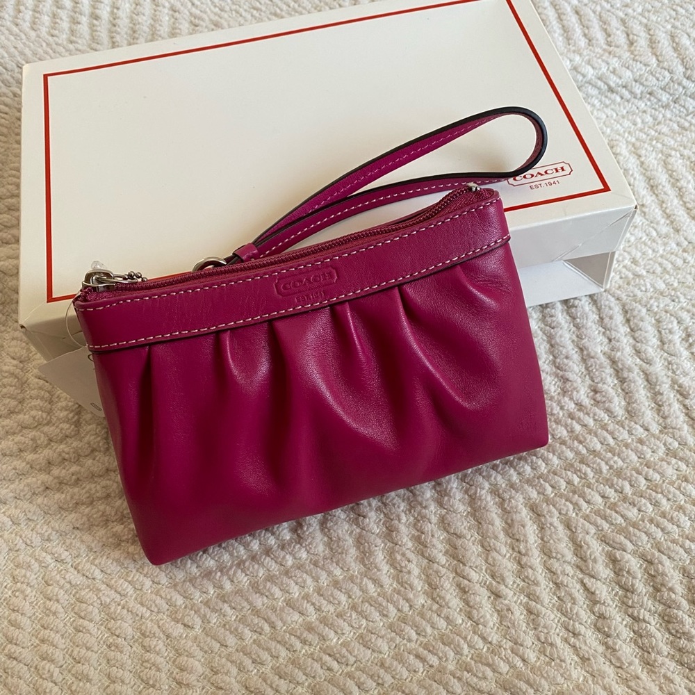 Coach BNIB F43431 Magenta Wrislet
